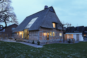  Die alte Fachwerkkate bauten die Handwerker auseinander und stellten sie vor einem innen errichteten, hoch wärmegedämmten Holzhaus wieder aufFotos (2): Sentinel Haus Institut / Nikolaus Herrmann 