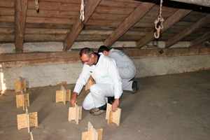  So einfach lässt sich das Dämmsystem WoodyFIX von Isocell auf der obersten Geschossdecke montieren: Steck-elemente aufstellen und mit Latten untereinander verbinden, OSB-Platten aufschrauben, den Hohlraum darunter mit Zellulose dämmen und fertig 