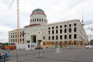  Rohbau des Berliner Schlosses Anfang Juni: Die Kuppel ist zwar noch nicht ganz fertig, von Weitem aber schon gut zu erkennen Fotos (2): Thomas Schwarzmann 