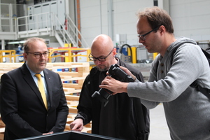  Produktmanager Stefan Korkus zeigt bauhandwerk-Redakteur Thomas Schwarzmann die Zargenproduktion. Rechts im Bild: Kameramann Nicolai Stein 