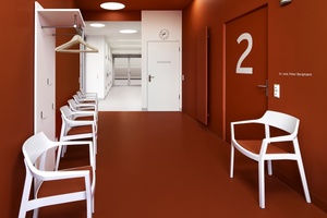  Im Medicum in Altenburg erleichtern farbige Kautschuk-Böden den Patienten die Orientierung. Dabei werden die kräftigen Farben der Kautschuk-Bodenbeläge an den Wänden fortgesetztFotos: nora systems 