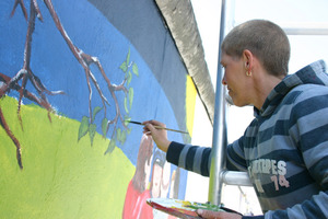  Künstler bei der Arbeit an einem Bild der East Side Gallery 