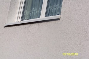  Feuchteschaden durch Hohllagen unterhalb der Fensterbank 