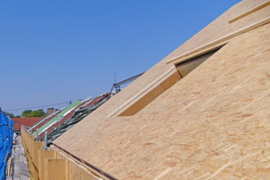  Links: Aussparung für das Dachfenster in der mit OSB-Platten beplankten Dachfläche Fotos (2): Werner Sobek 