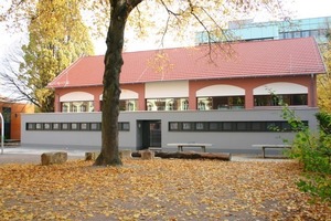  Die Westfassade nach Abschluss der Sanierungs- und Umbauarbeiten. Die farblich hervorgehobenen Rundbögen erinnern an die originale Gliederung 