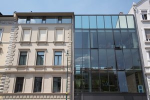  Der aus der Gründerzeit stammende Altbau in der Ploenniesstraße in Darmstadt wurde saniert und aufgestockt. Die Baulücke zum Nachbargebäude schlossen die Architekten mit einem modernen Glasbau 