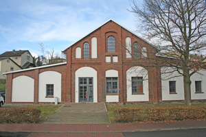  Die sanierte Fassade des ehemaligen Gaswerks in Homberg/Efze weist mehrere großflächige Putzfelder auf, die das Ziegelmauerwerk der Umfassungswände strukturieren und ihm ein ausdrucksstarkes Gepräge geben  Fotos (2): Fotostudio Wiegand 