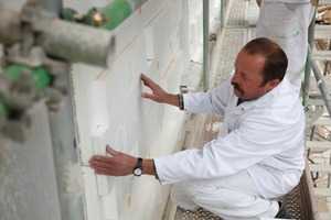  Links: An den Rändern lassen sich die Platten ohne Beschädigung verdübelnRechts: Um Wärmebrücken zu vermeiden, werden die Dämmplatten in zwei Schichten verlegt: Nachdem die „Plates“ auf der Fassade verklebt wurden, wird das System mit den „Lock“-Platten verschlossen 