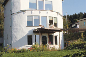  Das wohngesunde Haus besteht vorwiegend aus nachwachsenden Baumaterialien. Auch die Ausrichtung wurde von den Planern beachtet sowie traditionellen Gestaltungsmethoden wie Feng Shui angewandt 