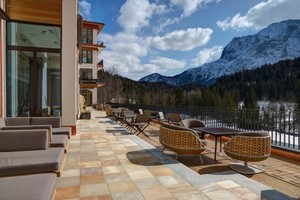  Von den Balkonen und Terrassen des im März eröffenten Retreat-Gebäude von Schloss Elmau aus genießen die Gäste das Bergpanorama Foto: Gutjahr 