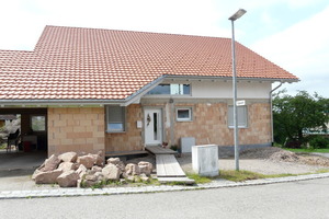  Einfamilinehaus während der Bauarbeiten von der Straße aus gesehen 