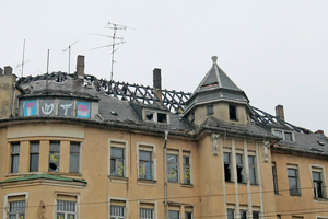  Durch den Brandschaden im Dachstuhl war jahrelang Regenwasser ungehindert eingedrungen, im hinteren Gebäudeteil waren bereits einige Geschossdecken eingestürzt 