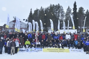  Gruppenfoto: Die Teilnehmer der Weber-Abenteuerreise nach Lappland in Levi 