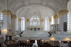  Ein Blick in den großzügigen Kirchenraum, überwiegend in Altweiß und Gold gehalten 