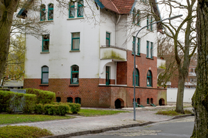  Der ländliche Charakter der Gartenstadt mit ihrem Baumbestand und der von der Nordsee geprägten feucht-kühlen Witterung hat ihren Preis: Außer der Zeit hat die Algen- und Sporenbildung den Fassaden zugesetzt 