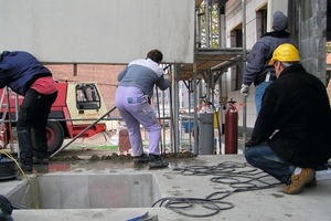  Rechts: Das Treppenhaus montierten die Handwerker aus BetonfertigteilenFotos: Paul Stöckl 