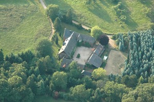  Luftaufnahme des Gebäudeensembles vor der Sanierung: Sowohl die Klosterkirche als auch der Kreuzgang sind nicht mehr vorhanden 