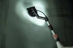  Der neue LSV 5-225 Comfort von Metabo hat als einziger Langhalsschleifer am Markt eine integrierte LED-Lampe, die die Schleifstelle ausleuchtet. Unebenhei-ten kann der Anwender im hellen Licht leicht erkennen und sie so auch in dunk-leren Räumen wie Trepp 