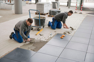  Auf dem Flächenhohlboden verlegten die Handwerker großformatige Natursteinplatten aus Granit 