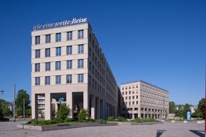  Die Fenster des Motel One in Dresden sitzen in der Dämmebene 