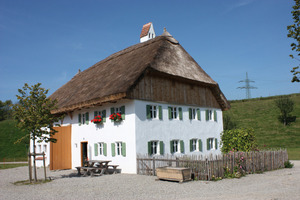  Das Staudenhaus vor (unten) und vollständig restauriert (oben) nach der Umsetzung an einen neuen Standort (Tanslozierung)  