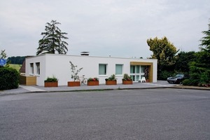  Ein goldener Winkel betont den Eingang des Bungalows (rechts) sowie den außenliegenden Zugang zum Keller (links) 