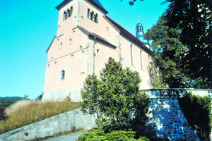  Oben links: Mit der neuen Spezialmörtelschicht von tubag ist die St. Lioba Kirche in Petersberg wieder vor der Witterung geschützt 