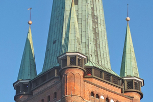  Der Turm von St. Petri gehört zu den bekannten sieben Türmen der Hansestadt. Die Besucherplattform in 50 m Höhe bietet Ausblicke auf die Altstadt und ins Umland bis zur Ostsee Foto: Nina Greve 