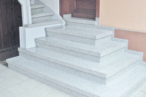  Rechts: Die neuen Natursteinplatten werden auf den alten Treppenbelag aufgeklebtFotos: dress-System 
