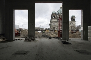  Durchblick von der Baustelle aus auf den Dom 