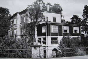  Historisches Bild des Friedenslazaretts auf Festung Königstein (1929). Hier ist die Veranda in schwarz zu erkennen. Sie soll nach dem Umbau des Gebäudes zu Ferienwohnungen als witterungsgeschützter Platz mit Aussicht genutzt werden Foto: Archiv Festung Kö 