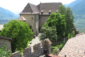  Blick in den Innenhof des Schlosses Tirol 