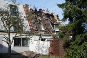  Dachdeckung und Einbau der Dachflächenfenster auf dem Altbau 