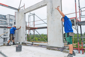  Die vorgefertigten Wandelemente wurden mit dem Kran aufgestellt, ihre Schwerlastanker untereinander verschraubt und anschließen mit Beton vergossen Fotos: Andreas FranzXaver Süß / Howoge 