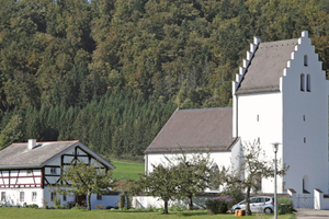  Die Sanierung bewahrt die regionale Bautradition und lässt das einzigartige Ensemble aus Kirche, Friedhof und Mesnerhaus in neuem Glanz erstrahlen 