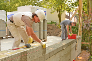  Die Nut- und Federverzahnung von Leichtbetonsteinen gewährleistet schmale Stoßfugen. So entsteht ein homogener Putzgrund, der eine optimale Verbindung aus Mauerwerk und Putz sicherstellt  Fotos: Bundesverband Leichtbeton e.V. 