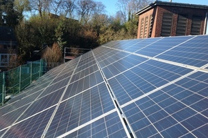  Zur Abrundung des Energiekonzeptes montierten die Dachdecker im Rahmen der Dachsanierung auf dem Süddach der Kirche eine Photovoltaik-AnlageFotos: Energieagentur NRW 