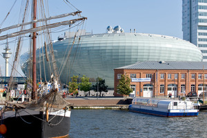  In exponierter Lage am Alten/Neuen Hafen lädt das Klimahaus Bremerhaven ein zu einer Reise rund um die Welt entlang des 8. östlichen Längengrades durch 8 Länder und ihre unterschiedlichen Klimate.  