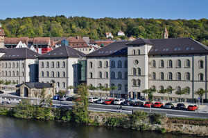  Die kernsanierten Gebäude der ehemaligen Justizvollzugsanstalt in Schwäbisch Hall wurden mit Glas-übergängen miteinander verbundenFotos: Caparol / Martin Duckek 