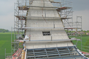  Die Turmspitze ist ein einziges Betonfertigteil, dass mit Hilfe eines Autokranes in einem Arbeitsgang platziert wurde 