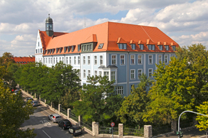  Die großflächige Dach­-
sanierung beim Landratsamt Würzburg beinhaltete auch den durchgedeckten Mansardknick 
Fotos(3): Wiener­berger 