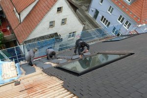  Das Dach deckten die Handwerker mit dunkelbraunen Gratschnittbibern, wodurch in Verbindung mit den flächenbündigen Dachfenstern ein sehr ruhiges Dach entsteht 