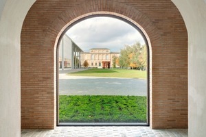  Der mit einer Festverglasung versehene Torborgen öffnet die Gebäuderückseite zum Museumsareal  