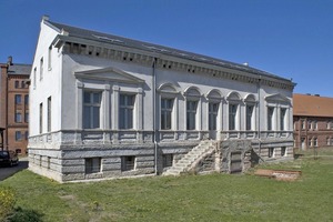  Stand von 1990 an leer: die Fabrikantenvilla der Tabakfabrik Vierraden. Mit der 2012 abgeschlossenen energetischen Sanierung konnte dank Innendämmung die spätklassizistische Fassade erhalten bleiben, die einen Anstrich mit einer gelben Silikatfarbe erhielt (hier noch nicht zu sehen) 