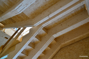  Das zentrale Treppenhaus konnte als Nebentreppe in Holzbauweise ausgeführt werdenFoto: Egger Holzwerkstoffe Brilon GmbH &amp; Co. KG 