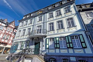  Die Fassade des alten Rathauses in Monschau nach Abschluss der Sanierungs- und Restaurierungsarbeiten 