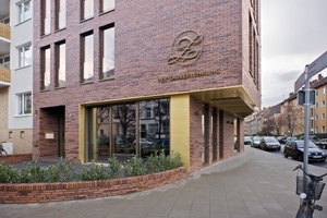  Innerhalb der Fassade setzen die Architekten auf ein Zusammenspiel der Materialien Backstein, Kupferblech und den bronzefarben eloxierten Teilen der Holz-Aluminium-Fenster 