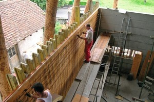  Montage der Bewehrung für die Stahlbetonwände im Ostteil des Hauses 