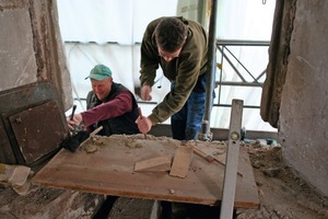  Bilder auf gegenüberliegender Seite: Aufstemmen von alten Fensteröffnungen für den passgenauen Einbau neuer Fenstergewände und Holzfenster 