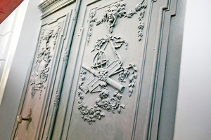  Auch das Portal des alten Rathauses und seine Fenster beschichteten die Maler mit dem seidenglänzenden Lack „Sigma Amarol Triol“ 